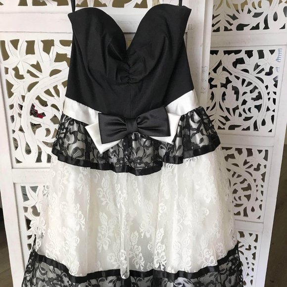 Jessica McClintock Dresses & Skirts - Jessica McClintock for Gunne Sax Vintage Black and White Lace Party Dress Size 7